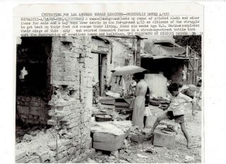 Vietnam War Press Photo - Woman Sells Cloth In Rubble Filled Streets - Hue