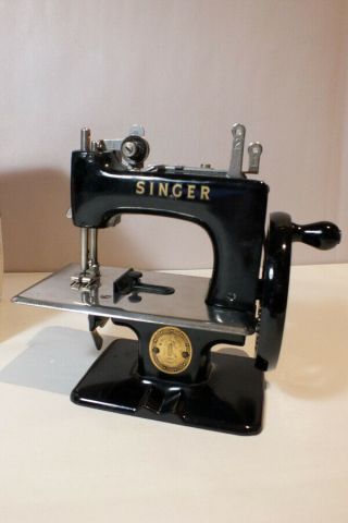 Vintage Singer Sewhandy Model 20 Child ' s Sewing Machine Toy Miniature 2