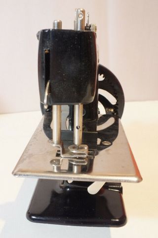 Vintage Singer Sewhandy Model 20 Child ' s Sewing Machine Toy Miniature 5