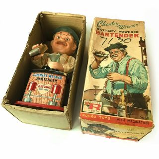 A FINE VINTAGE BATTERY POWERED CHARLIE WEAVER ' BARTENDER ' TIN PLATE TOY 2