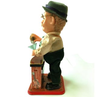 A FINE VINTAGE BATTERY POWERED CHARLIE WEAVER ' BARTENDER ' TIN PLATE TOY 4