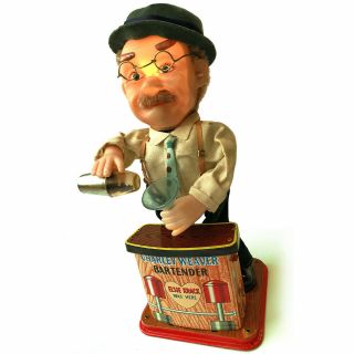 A FINE VINTAGE BATTERY POWERED CHARLIE WEAVER ' BARTENDER ' TIN PLATE TOY 5