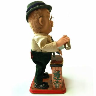 A FINE VINTAGE BATTERY POWERED CHARLIE WEAVER ' BARTENDER ' TIN PLATE TOY 6