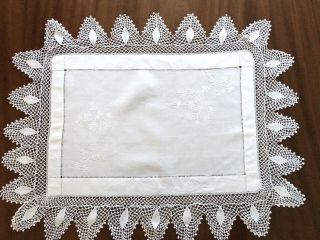 VINTAGE HAND EMBROIDERED White Cotton Crochet Lace Edge Table Cloth 32X25 Inch 2