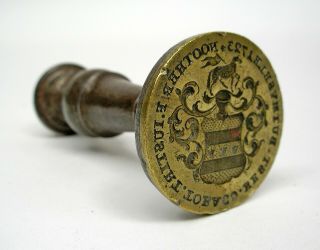 ATTRACTIVE ANTIQUE WROUGHT IRON AND ENGRAVED BRASS WAX SEAL STAMP,  DATED 1723 2