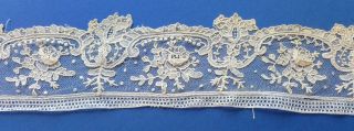 A 34 " (86.  5cm) Length Of Victorian Brussels Point De Gaze Lace With Raised Roses