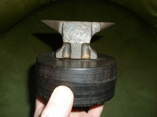 RARE ANTIQUE MINIATURE SOLID IRON BLACKSMITHS ANVIL ON A WOOD BASE PAPERWEIGHT 2