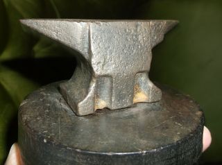 RARE ANTIQUE MINIATURE SOLID IRON BLACKSMITHS ANVIL ON A WOOD BASE PAPERWEIGHT 3