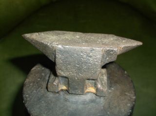 RARE ANTIQUE MINIATURE SOLID IRON BLACKSMITHS ANVIL ON A WOOD BASE PAPERWEIGHT 7