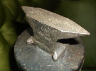 RARE ANTIQUE MINIATURE SOLID IRON BLACKSMITHS ANVIL ON A WOOD BASE PAPERWEIGHT 8