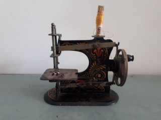 Very small antique CASIGE Germany miniature toy metal child ' s sewing machine 7