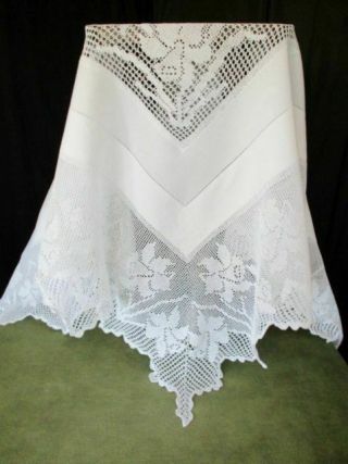 Antique Tablecloth - Hand Crochet Edge & Corners - Daffodil Design - Linen