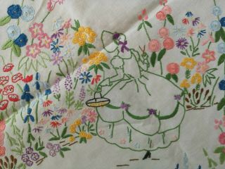 VINTAGE EMBROIDERED CRINOLINE LADIES DEEP FLORAL PRETTY TABLECLOTH 2