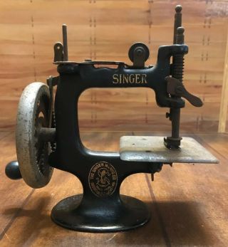 Singer Antique Child’s Toy Sewing Machine Model 20 Cast Iron