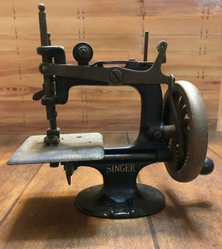Singer Antique Child’s Toy Sewing Machine Model 20 Cast Iron 2