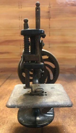 Singer Antique Child’s Toy Sewing Machine Model 20 Cast Iron 3