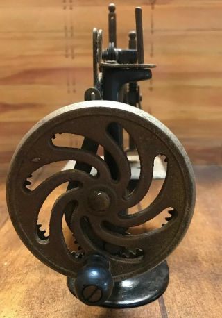 Singer Antique Child’s Toy Sewing Machine Model 20 Cast Iron 5