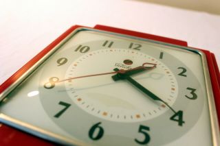Vintage Art Deco wall clock.  TELECHRON red bakelite 2H25. , 4