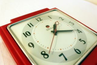 Vintage Art Deco wall clock.  TELECHRON red bakelite 2H25. , 5