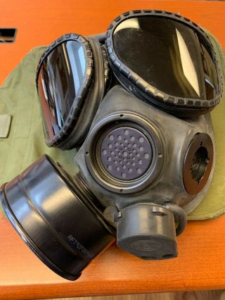 Us Military M - 40 Gas Mask W/ Carrier,  Size M/l