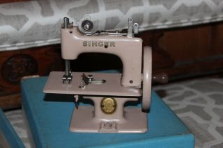 Collector Vintage Toy Singer Sewhandy Model 20 Sewing Machine Clamp Box 1950 