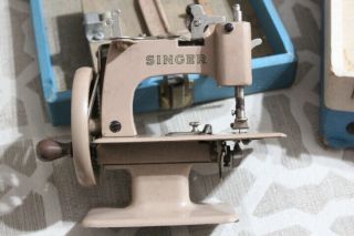 Collector vintage toy singer Sewhandy model 20 sewing machine clamp box 1950 ' s 7