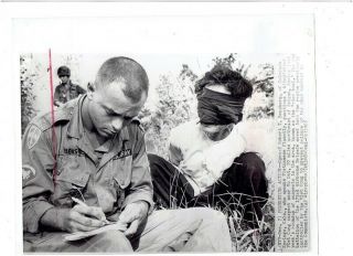 Vietnam War Press Photo - Us 173rd Airborne Soldier Questions Suspect - Vo Dat