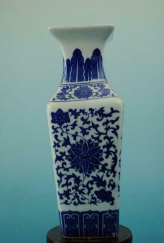 Chinese Old Hand - Made Blue And White Porcelain Flower Pattern Vase C01