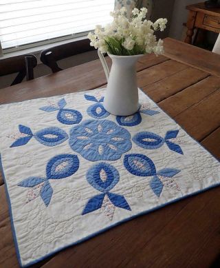 " Mothers Dream " Vintage 30s Blue & White Applique Table Or Doll Quilt 22x22 1/2