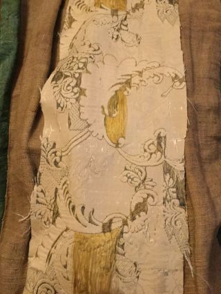 17 Th Century Silk Brocade Fragment With A Metallic Thread Weave. 5