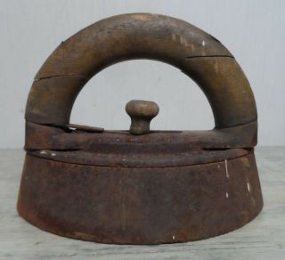 Antique Cast Iron Sad Iron With Handel Made By The A.  O.  Williams Co. 3