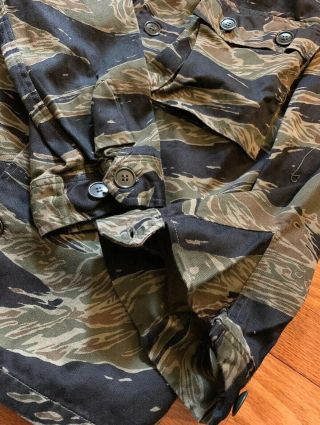 Vin Vietnam War US Army Military Tiger Stripe Camo Shirt.  Size US - S 10