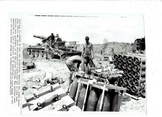 Vietnam War Press Photo - Us Soldiers Stack Artillery Shells - Firebase Warrior