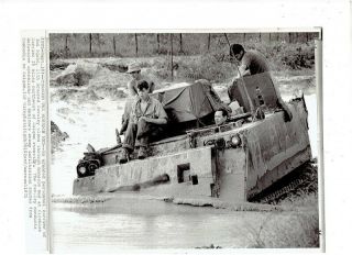 Vietnam War Press Photo - Us 11th Armored Cavalry Tank In Mud - Firebase Warrior
