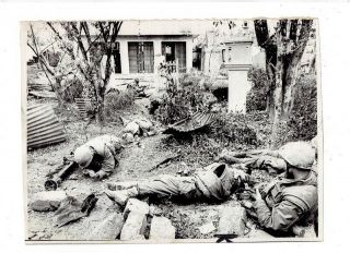 Vietnam War Press Photo - Us Marines Crawl Out Of Enemy Fire Range - Hue