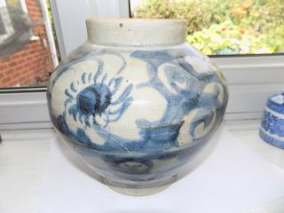 ANTIQUE CHINESE HAND DECORATED BLUE & WHITE POTTERY VASE 19 cm TALL 2