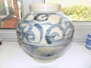ANTIQUE CHINESE HAND DECORATED BLUE & WHITE POTTERY VASE 19 cm TALL 3