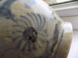 ANTIQUE CHINESE HAND DECORATED BLUE & WHITE POTTERY VASE 19 cm TALL 8