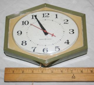 VINTAGE 1960 ' s GENERAL ELECTRIC MODEL 2154 ELECTRIC KITCHEN WALL CLOCK RUNS 5