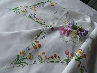 VINTAGE HAND EMBROIDERED TABLECLOTH - EXQUISITE FLOWER CIRCLE OF SPRING FLOWERS 3