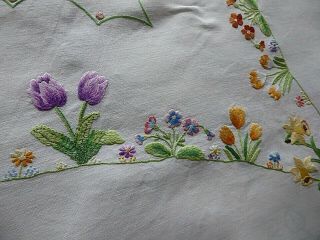 VINTAGE HAND EMBROIDERED TABLECLOTH - EXQUISITE FLOWER CIRCLE OF SPRING FLOWERS 4