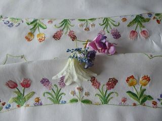 VINTAGE HAND EMBROIDERED TABLECLOTH - EXQUISITE FLOWER CIRCLE OF SPRING FLOWERS 5
