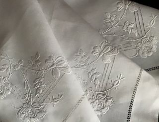 EXQUISITE ANTIQUE IRISH LINEN TABLECLOTH HAND EMBROIDERED WHITEWORK 3