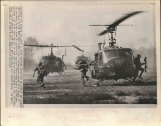 1967 Helicopters Drop U.  S.  Infantrymen For Assault Operation Vietnam Press Photo