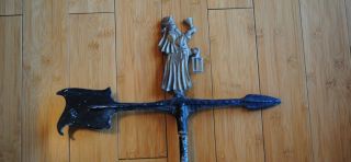 ANTIQUE WEATHERVAIN TOWN CRIER ON STAND MAN CAVE SHABBY CHIC ON WOOD BASE 2