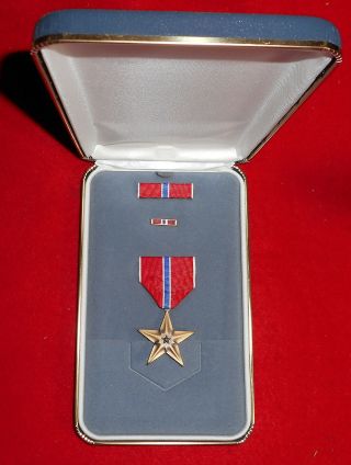 Bronze Star Medal With Ribbon Bar & Lapel Pin