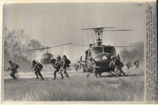 1967 Helicopters Land U.  S.  1st Division Troops - Operation Manhattan Press Photo