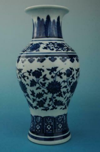 China Old Hand - Made Blue & White Porcelain Hand Painted Flower Pattern Vase C01