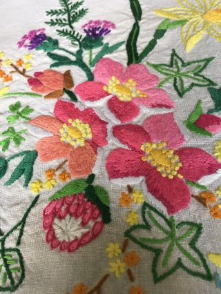 GORGEOUS VINTAGE LINEN HAND EMBROIDERED TABLECLOTH ROYAL HOUSEHOLDS FLOWERS 4
