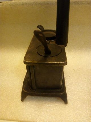 Vintage Queen two burner Cast Iron Child ' s Toy Miniature Stove w/ Accessories 2